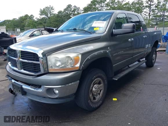 2006 Dodge 2500 Laramie z VIN 3D7KS29C16G268190, wystawiony jako IAAI lot #42744595 z przebiegiem 158 382 mil mil oraz . Historia ofert i sprzedaży dostępna na DreamBid. Obrazek 19.