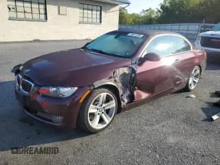 2007 BMW 3 Series 335i z VIN WBAWL73517PX49387, wystawiony jako Copart lot #71611705 z przebiegiem 81 292 mil mil oraz Szkoda całkowita • Salvage title. Historia ofert i sprzedaży dostępna na DreamBid. Obrazek 1.