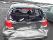 2008 Chevrolet Aveo LS z VIN KL1TD66658B110470, wystawiony jako IAAI lot #41802890 z przebiegiem 116 376 mil mil oraz . Historia ofert i sprzedaży dostępna na DreamBid. Obrazek 6.