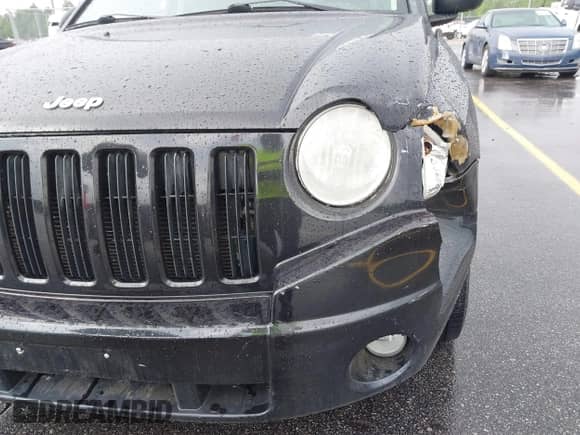 2010 Jeep Compass Sport z VIN 1J4NT1FB6AD638222, wystawiony jako IAAI lot #42076051 z przebiegiem 201 986 mil mil oraz . Historia ofert i sprzedaży dostępna na DreamBid. Obrazek 12.
