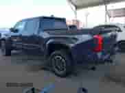 2024 Toyota Tacoma SR5 z VIN 3TMLB5JN5RM080565, wystawiony jako IAAI lot #42584677 z przebiegiem 17 149 mil mil oraz . Historia ofert i sprzedaży dostępna na DreamBid. Obrazek 3.