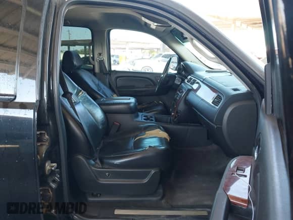2007 Chevrolet Suburban LTZ z VIN 3GNFC160X7G124546, wystawiony jako IAAI lot #42062201 z przebiegiem 242 514 mil mil oraz . Historia ofert i sprzedaży dostępna na DreamBid. Obrazek 5.