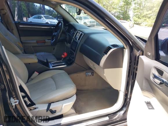 2007 Chrysler 300 C z VIN 2C3KA63H37H897030, wystawiony jako IAAI lot #42547841 z przebiegiem 170 772 mil mil oraz . Historia ofert i sprzedaży dostępna na DreamBid. Obrazek 5.