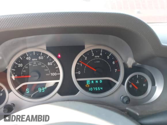 2007 Jeep Wrangler Unlimited Sahara z VIN 1J8GA59187L211825, wystawiony jako IAAI lot #42313099 z przebiegiem 107 554 mil mil oraz . Historia ofert i sprzedaży dostępna na DreamBid. Obrazek 7.