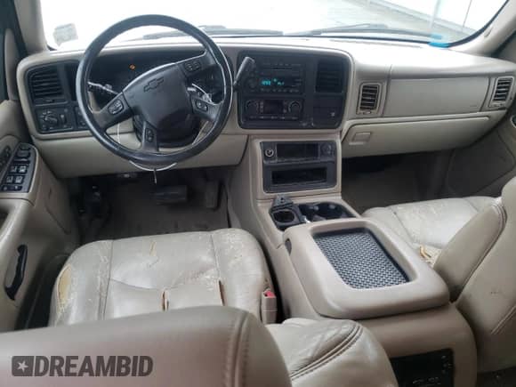 2004 Chevrolet Suburban LT z VIN 3GNEC16Z14G266077, wystawiony jako Copart lot #79800024 z przebiegiem 254 250 mil mil oraz Czysty tytuł • Clean title. Historia ofert i sprzedaży dostępna na DreamBid. Obrazek 8.