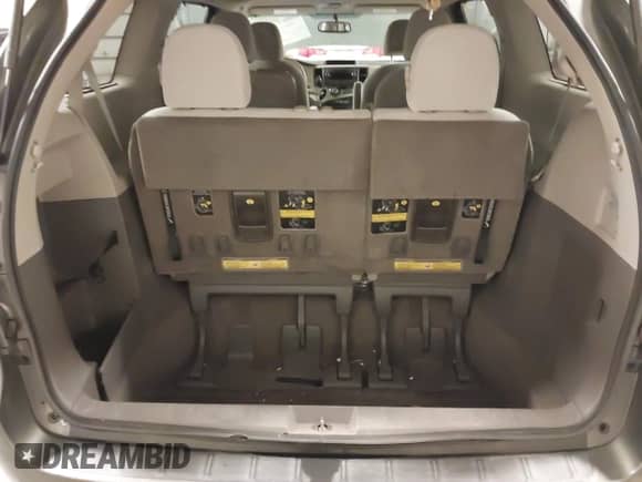 2013 Toyota Sienna LE AAS z VIN 5TDKK3DC4DS382349, wystawiony jako IAAI lot #43329574 z przebiegiem 143 911 mil mil oraz . Historia ofert i sprzedaży dostępna na DreamBid. Obrazek 18.