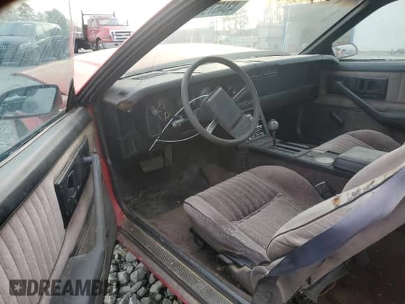 1982 Chevrolet Camaro z VIN 1G1AS87H2CN137160, wystawiony jako Copart lot #43467905 z przebiegiem 164 730 mil mil oraz Czysty tytuł • Clean title. Historia ofert i sprzedaży dostępna na DreamBid. Obrazek 8.