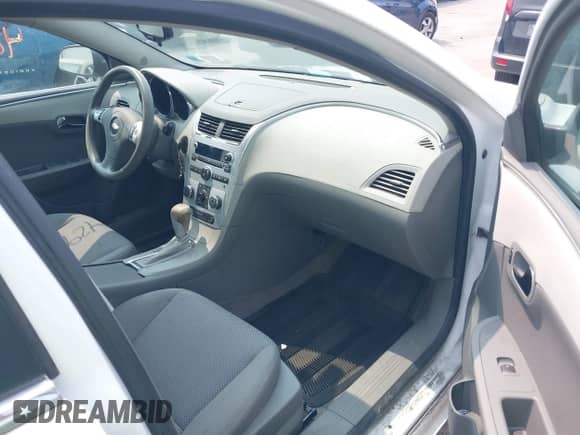 2012 Chevrolet Malibu 1LS z VIN 1G1ZB5E04CF159685, wystawiony jako IAAI lot #42931547 z przebiegiem 103 458 mil mil oraz . Historia ofert i sprzedaży dostępna na DreamBid. Obrazek 5.