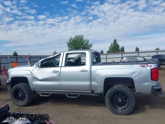 2018 Chevrolet Silverado 1500 LT z VIN 3GCUKREC0JG402410, wystawiony jako IAAI lot #43034711 z przebiegiem 73 836 mil mil oraz . Historia ofert i sprzedaży dostępna na DreamBid. Obrazek 15.