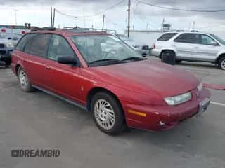 1999 Saturn SW z VIN 1G8ZK8276XZ333989, wystawiony jako IAAI lot #41550338 z przebiegiem 142 592 mil mil oraz . Historia ofert i sprzedaży dostępna na DreamBid. Obrazek 1.