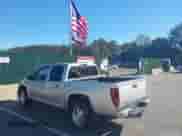 2011 Chevrolet Colorado 1LT z VIN 1GCHTCFE4B8111542, wystawiony jako IAAI lot #43481988 z przebiegiem 79 644 mil mil oraz . Historia ofert i sprzedaży dostępna na DreamBid. Obrazek 18.