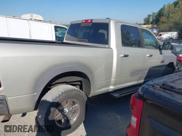 2010 Dodge 2500 SLT с VIN 3D7TT2CT6AG122919, выставлен на аукционе IAAI как лот 43475758 с пробегом 201 938 миль миль и . История ставок и продаж доступна на DreamBid. Изображение 13.