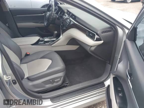 2020 Toyota Camry Hybrid XLE z VIN 4T1F31AK0LU519386, wystawiony jako IAAI lot #43175906 z przebiegiem 33 991 mil mil oraz . Historia ofert i sprzedaży dostępna na DreamBid. Obrazek 5.