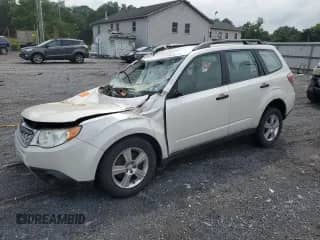 2011 Subaru Forester X z VIN JF2SHABC2BG768895, wystawiony jako Copart lot #64254295 z przebiegiem 64 209 mil mil oraz Szkoda całkowita • Salvage title. Historia ofert i sprzedaży dostępna na DreamBid. Obrazek 1.