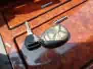 2009 Chevrolet Suburban LTZ z VIN 1GNFK36349R294901, wystawiony jako IAAI lot #42160500 z przebiegiem 178 800 mil mil oraz . Historia ofert i sprzedaży dostępna na DreamBid. Obrazek 11.