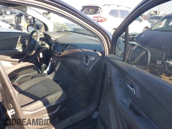 2020 Chevrolet Trax LS z VIN 3GNCJKSB5LL289802, wystawiony jako IAAI lot #42817950 z przebiegiem 66 678 mil mil oraz . Historia ofert i sprzedaży dostępna na DreamBid. Obrazek 5.