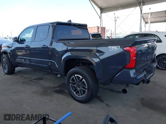 2024 Toyota Tacoma SR5 z VIN 3TMLB5JN5RM080565, wystawiony jako IAAI lot #42584677 z przebiegiem 17 149 mil mil oraz . Historia ofert i sprzedaży dostępna na DreamBid. Obrazek 3.