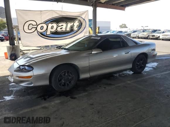 2002 Chevrolet Camaro z VIN 2G1FP22K122166392, wystawiony jako Copart lot #81585385 z przebiegiem 142 131 mil mil oraz Szkoda całkowita • Salvage title. Historia ofert i sprzedaży dostępna na DreamBid. Obrazek 1.