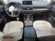2024 Mazda CX-5 S Preferred z VIN JM3KFBCL9R0493240, wystawiony jako Copart lot #68119935 z przebiegiem 19 704 mil mil oraz Szkoda całkowita • Salvage title. Historia ofert i sprzedaży dostępna na DreamBid. Obrazek 8.