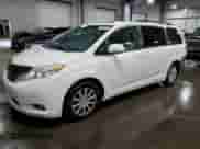 2013 Toyota Sienna XLE AAS z VIN 5TDYK3DCXDS301834, wystawiony jako Copart lot #83844755 z przebiegiem 154 282 mil mil oraz Szkoda całkowita • Salvage title. Historia ofert i sprzedaży dostępna na DreamBid. Obrazek 1.