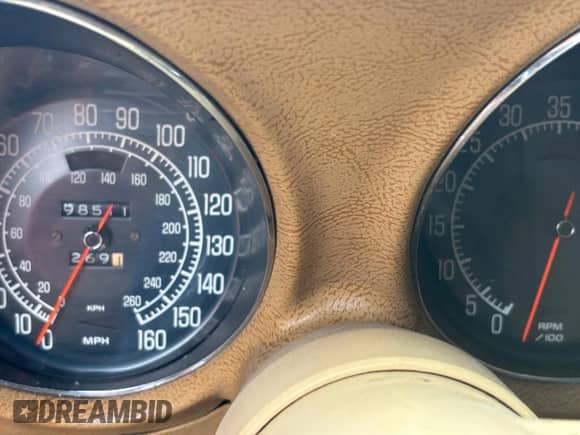 1975 Chevrolet Corvette z VIN 1Z37J5S437631, wystawiony jako Copart lot #51933835 z przebiegiem 98 510 mil mil oraz Czysty tytuł • Clean title. Historia ofert i sprzedaży dostępna na DreamBid. Obrazek 8.