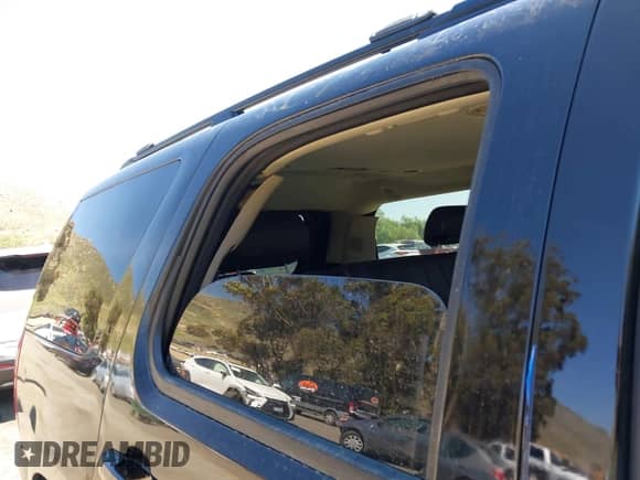 2007 Chevrolet Tahoe LT z VIN 1GNFC13067J381397, wystawiony jako IAAI lot #42021684 z przebiegiem 141 333 mil mil oraz . Historia ofert i sprzedaży dostępna na DreamBid. Obrazek 14.