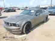 2005 Ford Mustang GT Deluxe с VIN 1ZVFT82H155236134, выставлен на аукционе IAAI как лот 42336089 с пробегом 112 668 миль миль и . История ставок и продаж доступна на DreamBid. Изображение 2.