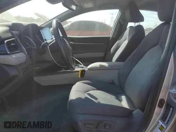 2021 Toyota Camry LE z VIN 4T1R11AK8MU455540, wystawiony jako Copart lot #82185805 z przebiegiem 16 292 mil mil oraz Szkoda całkowita • Salvage title. Historia ofert i sprzedaży dostępna na DreamBid. Obrazek 7.