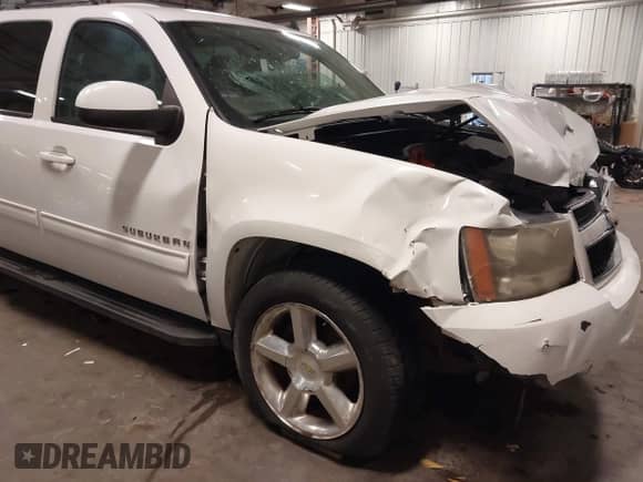 2010 Chevrolet Suburban LT z VIN 1GNUKJE32AR272865, wystawiony jako IAAI lot #43260380 z przebiegiem 167 294 mil mil oraz . Historia ofert i sprzedaży dostępna na DreamBid. Obrazek 19.