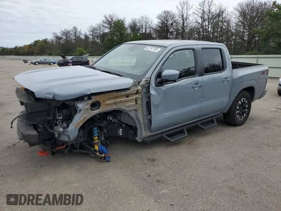 2023 Nissan Frontier Pro-4X z VIN 1N6ED1EKXPN648692, wystawiony jako Copart lot #62197105 z przebiegiem 42 137 mil mil oraz Szkoda całkowita • Salvage title. Historia ofert i sprzedaży dostępna na DreamBid. Obrazek 1.