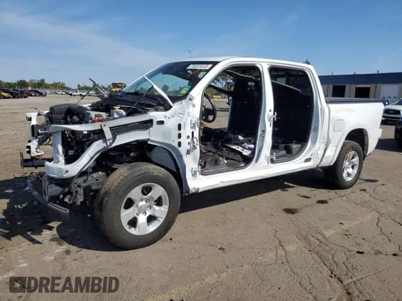 2021 Ram 1500 Laramie z VIN 1C6SRFJT5MN657242, wystawiony jako Copart lot #70337615 z przebiegiem 62 995 mil mil oraz Szkoda całkowita • Salvage title. Historia ofert i sprzedaży dostępna na DreamBid. Obrazek 1.