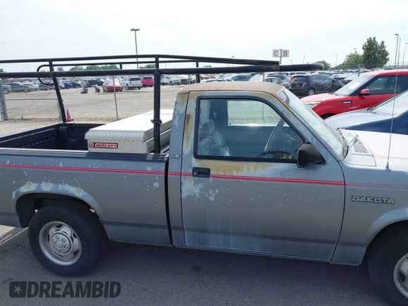 1992 Dodge Dakota SLT z VIN 1B7FL26XXNS552506, wystawiony jako IAAI lot #43128531 z przebiegiem 47 453 mil mil oraz . Historia ofert i sprzedaży dostępna na DreamBid. Obrazek 6.