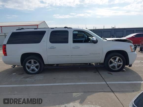 2013 Chevrolet Suburban LTZ z VIN 1GNSKKE74DR246224, wystawiony jako IAAI lot #42055607 z przebiegiem 219 504 mil mil oraz . Historia ofert i sprzedaży dostępna na DreamBid. Obrazek 13.