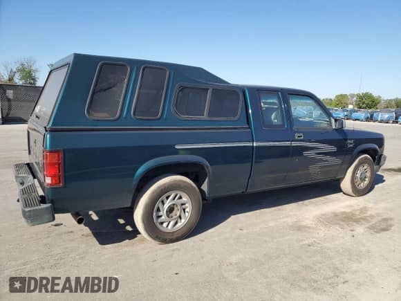 1993 Dodge Dakota z VIN 1B7FL23X8PS292033, wystawiony jako Copart lot #48995955 z przebiegiem 103 197 mil mil oraz Czysty tytuł • Clean title. Historia ofert i sprzedaży dostępna na DreamBid. Obrazek 3.