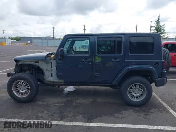 2007 Jeep Wrangler Unlimited Sahara z VIN 1J4GA59107L120503, wystawiony jako IAAI lot #42019384 z przebiegiem 230 965 mil mil oraz . Historia ofert i sprzedaży dostępna na DreamBid. Obrazek 15.