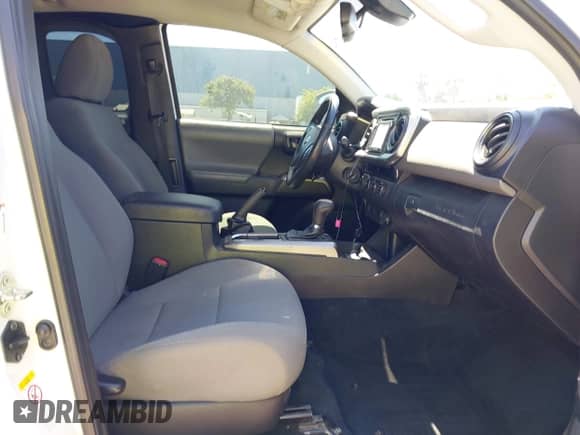 2018 Toyota Tacoma SR5 z VIN 5TFSZ5AN7JX125771, wystawiony jako IAAI lot #42783782 z przebiegiem 152 340 mil mil oraz . Historia ofert i sprzedaży dostępna na DreamBid. Obrazek 5.