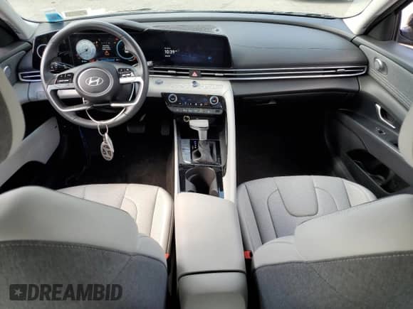 2025 Hyundai Elantra Limited z VIN KMHLP4DG0SU890921, wystawiony jako Copart lot #84968485 z przebiegiem 17 571 mil mil oraz Szkoda całkowita • Salvage title. Historia ofert i sprzedaży dostępna na DreamBid. Obrazek 8.