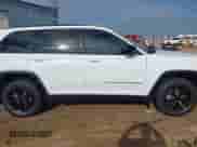 2025 Jeep Grand Cherokee Altitude z VIN 1C4RJGAG4SC294111, wystawiony jako IAAI lot #42546598 z przebiegiem 2 027 mil mil oraz . Historia ofert i sprzedaży dostępna na DreamBid. Obrazek 13.