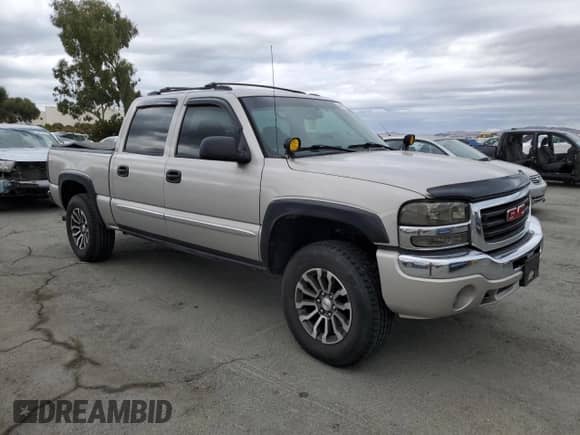 2005 GMC Sierra 1500 SLE z VIN 2GTEK13T151150626, wystawiony jako Copart lot #84979765 z przebiegiem 148 078 mil mil oraz Czysty tytuł • Clean title. Historia ofert i sprzedaży dostępna na DreamBid. Obrazek 4.