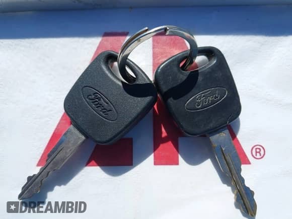 2004 Ford Mustang Deluxe z VIN 1FAFP44684F163127, wystawiony jako IAAI lot #43498923 z przebiegiem 144 018 mil mil oraz . Historia ofert i sprzedaży dostępna na DreamBid. Obrazek 11.