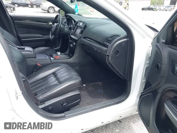 2021 Chrysler 300 S z VIN 2C3CCABG0MH537039, wystawiony jako IAAI lot #43156415 z przebiegiem 80 833 mil mil oraz . Historia ofert i sprzedaży dostępna na DreamBid. Obrazek 5.