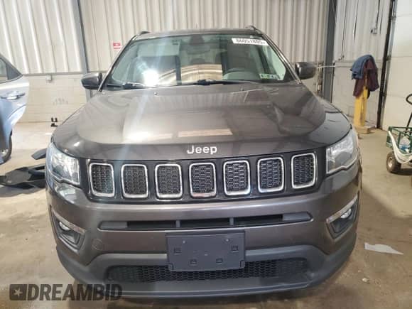 2019 Jeep Compass Latitude z VIN 3C4NJDBB7KT741180, wystawiony jako Copart lot #86051805 z przebiegiem 67 017 mil mil oraz Szkoda całkowita • Salvage title. Historia ofert i sprzedaży dostępna na DreamBid. Obrazek 5.