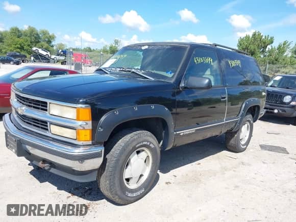 1998 Chevrolet Tahoe z VIN 3GNEK18R6WG119630, wystawiony jako IAAI lot #43103849 z przebiegiem 253 439 mil mil oraz . Historia ofert i sprzedaży dostępna na DreamBid. Obrazek 2.