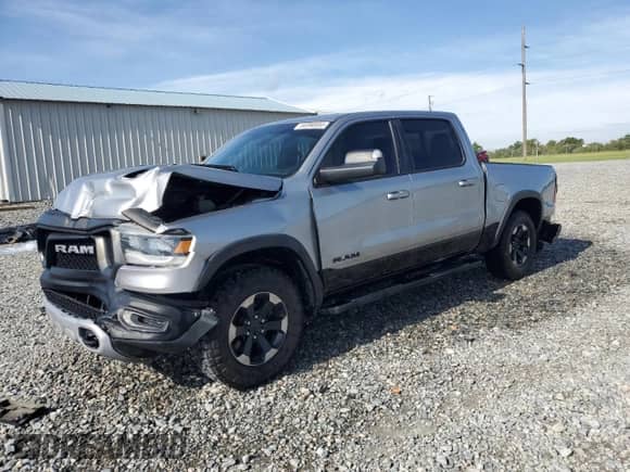 2020 Ram 1500 Rebel z VIN 1C6SRFLT7LN199084, wystawiony jako Copart lot #64990655 z przebiegiem 143 021 mil mil oraz Nie do naprawy • Non repairable. Historia ofert i sprzedaży dostępna na DreamBid. Obrazek 1.