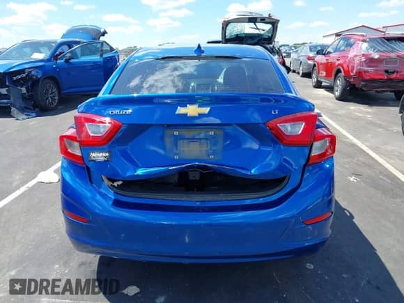 2018 Chevrolet Cruze LT с VIN 1G1BE5SM5J7245238, выставлен на аукционе IAAI как лот 43090573 с пробегом 105 456 миль миль и . История ставок и продаж доступна на DreamBid. Изображение 17.