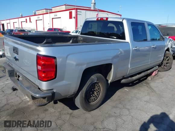 2018 Chevrolet Silverado 1500 LT z VIN 3GCPCREC4JG553583, wystawiony jako IAAI lot #43189486 z przebiegiem 147 486 mil mil oraz . Historia ofert i sprzedaży dostępna na DreamBid. Obrazek 4.