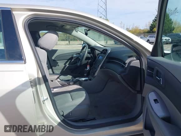 2014 Chevrolet Malibu LS с VIN 1G11B5SLXEF126382, выставлен на аукционе IAAI как лот 43416357 с пробегом 70 037 миль миль и . История ставок и продаж доступна на DreamBid. Изображение 5.