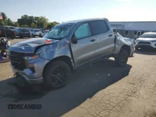 2023 Chevrolet Silverado 1500 Custom z VIN 1GCPDBEK8PZ215897, wystawiony jako Copart lot #80288055 z przebiegiem 22 815 mil mil oraz Szkoda całkowita • Salvage title. Historia ofert i sprzedaży dostępna na DreamBid. Obrazek 1.