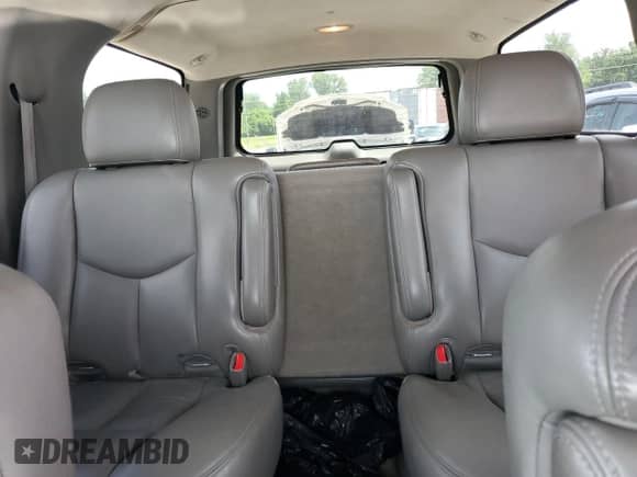 2005 Chevrolet Suburban Z71 с VIN 3GNFK16Z05G116552, выставлен на аукционе Copart как лот 57557684 с пробегом 233 308 миль миль и Списание • Salvage title. История ставок и продаж доступна на DreamBid. Изображение 10.