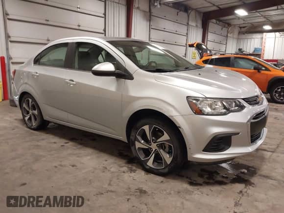 2018 Chevrolet Sonic Premier z VIN 1G1JF5SB6J4136215, wystawiony jako IAAI lot #43298299 z przebiegiem 114 910 mil mil oraz . Historia ofert i sprzedaży dostępna na DreamBid. Obrazek 1.